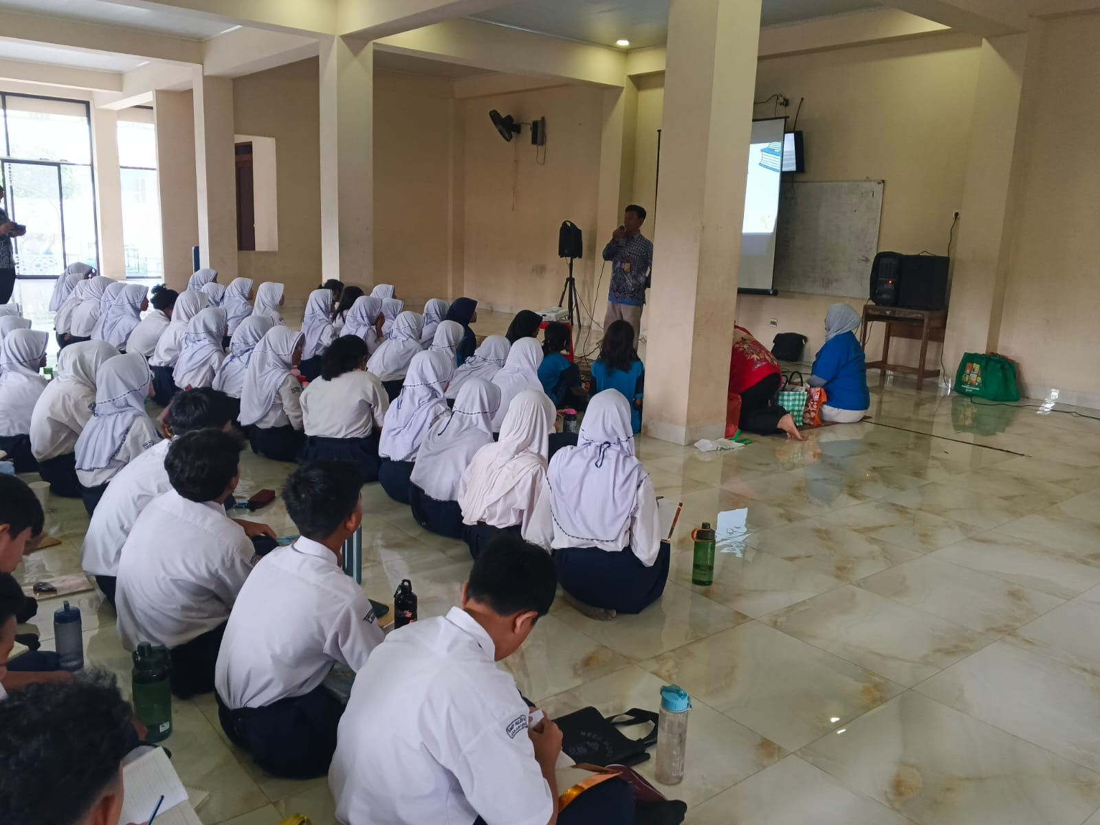 Roadshow Workshop Membaca Ke SMP Negeri 195 Jakarta